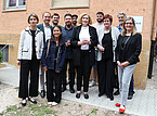 Über 10 Jahre stark gemacht: Prof. Dr. Ute Mackenstedt (3.v.r.), Dipl. oec. Rotraud Konca (5.v.r.), das Team des Büros für Gleichstellung und Diversität, Handwerker und die Kanzlerin der Uni Hohenheim Dr. Katrin Scheffer (r.) freuen sich, dass der Raum nun endlich Wirklichkeit wurde. Möglich war das durch Studierende des Studiengangs Innenarchitektur der HFT Stuttgart unter der Leitung von Prof. Jens Betha (5.v.l.). Zur Einweihung war auch die Kanzlerin der HFT Stuttgart, Dr. Doreen Kirmse, anwesend (1.v.l.) | Bildquelle: Universität Hohenheim/Corinna Schmid Über 10 Jahre stark gemacht: Prof. Dr. Ute Mackenstedt (3.v.r.), Dipl. oec. Rotraud Konca (5.v.r.), das Team des Büros für Gleichstellung und Diversität, Handwerker und die Kanzlerin der Uni Hohenheim Dr. Katrin Scheffer (r.) freuen sich, dass der Raum nun endlich Wirklichkeit wurde. Möglich war das durch Studierende des Studiengangs Innenarchitektur der HFT Stuttgart unter der Leitung von Prof. Jens Betha (5.v.l.). Zur Einweihung war auch die Kanzlerin der HFT Stuttgart, Dr. Doreen Kirmse, anwesend (1.v.l.) | Bildquelle: Universität Hohenheim/Corinna Schmid