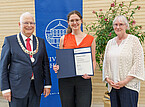 Nora Ruprecht (M.) mit Rektor Prof. Dr. Stephan Dabbert und Prof. Dr. Korinna Huber | Bildquelle: Universität Hohenheim / Wolfram Scheible