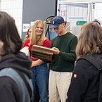 Bioplastik aus Reststoffen der Agrar-Produktion: Schülerinnen und Schüler der 6 agrarwissenschaftlichen Gymnasien Baden-Württembergs auf VIP-Tour in der Universität Hohenheim. | Bildquelle: Universität Hohenheim / Steimer