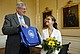 Empfang mit Blumen und Uni-Tasche: Verena Didszun bei Rektor Prof. Dr. Hans-Peter Liebig