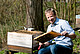 Dr. Peter Rosenkranz beim Überprüfen eines Bienenstocks / Bildquelle: Universität Hohenheim_Fotograf: Eyb