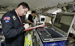 Instrumenten-Check vor dem Wolkenflug: COPS-Wissenschaftler bei den Startvorbereitungen 2