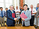 Rektor Stephan Dabbert und Peimin Jiang nach der Unterzeichnung des Vertrages. | Bildquelle: Universität Hohenheim/Eyb