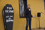 Hauke Delfs, Präsident des Hohenheimer Studierendenparlaments, bei der Kundgebung vor der Thomas-Müntzer-Scheuer. | Bildquelle: Universität Hohenheim / Florian Leonhardmair