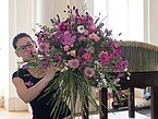 Sag’s durch die Blume – aber mit magischen Worten! Meisterschülerin Sophia Becht mit einem der acht Themensträuße. | Foto: Rüdiger Schulze / Universität Hohenheim