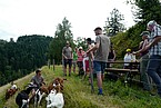 In Atzenbach hat sich eine Gruppe junger Menschen zu den „Geiße Buure“ zusammengeschlossen, um sich gemeinsam um eine Ziegenherde zu kümmern. Foto: Florian Brossette/Biosphärengebiet Schwarzwald