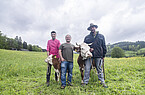 Landwirt:innen im Hochschwarzwald arbeiten zu 90 Prozent im Nebenerwerb. Landschaftspflege, Gemeinschaft und die Freude am Umgang mit den Tieren stehen im Vordergrund, wirtschaftlich notwendig oder lohnend ist ihre Arbeit nur in den seltensten Fällen. Foto: Christoph Eberle/Biosphärengebiet Schwarzwald