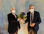 Prof. Dr. Dabbert gratuliert Prof. Dr. Jörg Bennewitz zur Wahl | Bildquelle: Universität Hohenheim / Klebs