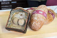 Hohenheimer Jubiläumsbrot neben Original-Hungerbroten aus dem Jahr 1817 | Foto: Universität Hohenheim / Angelika Emmerling