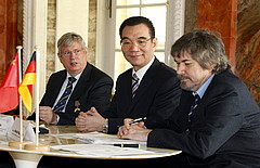Eintrag in das Gästebuch der Universität Hohenheim: Rektor Prof. Dr. Hans-Peter Liebig, Prof. Dr. Yifu Lin und Prof. Dr. Harald Hagemann (von links)