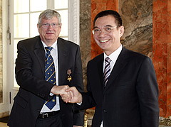 Handshakes: Rektor Prof. Dr. Hans-Peter Liebig und Prof. Dr. Yifu Lin