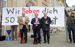 Wir lieben sie: Uniratsvorsitzender Dr. h.c. Matthias Kleinert (Mitte) mit Ratsmitgliedern Dr. Rudolf Müller (links) und Dr. Walter Müller.
