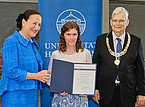 Nathalie Kinting (m.) mit Marion Johannsen und Rektor Prof. Dr. Stephan Dabbert | Bild: Universität Hohenheim / Florian Gerlach