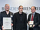 Philipp Schwarz, Oliver Reber und Dr. Thomas Senn (v.l.n.r.) nehmen Urkunde und Medaille für den Bundesehrenpreis entgegen. | Bildquelle: DLG