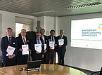 Die sechs Hochschulleitungen der Gründungsmitglieder der European Bioeconomy University nach der Unterzeichnung | Bildquelle: Universität Hohenheim / Andreas Pyka