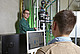 Doktorand Wolfgang Merkle (links) und Laboringenieur Benjamin Rößler beim Überprüfen der Anlagensteuerung der Druckfermentationsanlage. Bild: Universität Hohenheim/Winkler