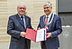 Die Übergabe der Ehrennadel der Universität Hohenheim | Bildquelle: Universität Hohenheim / Jan Winkler